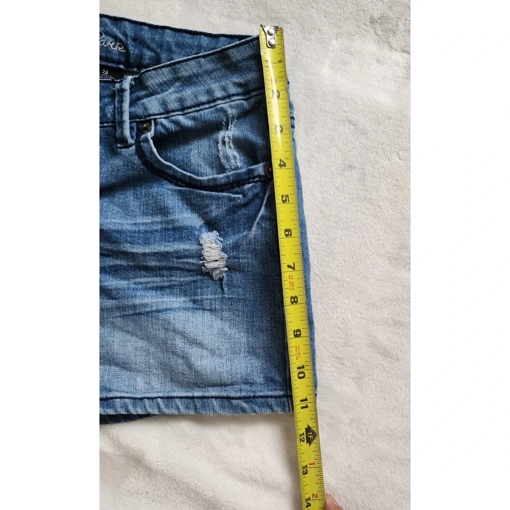 Wishful Park Womens Distressed Y2K Denim Shorts Medium Wash Blue Size 9 JS413354